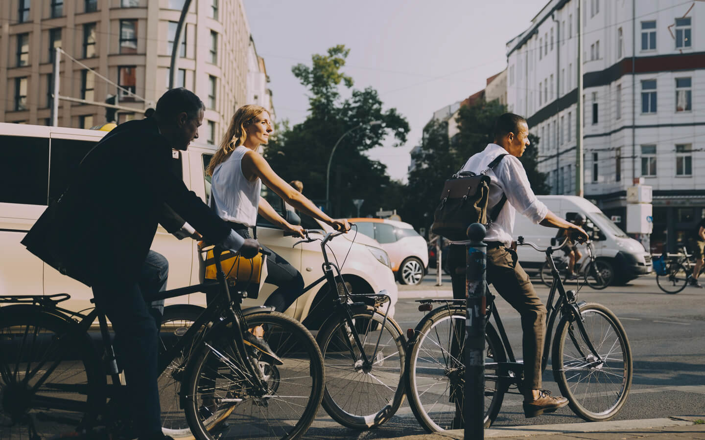 Mehrere Personen stehen mit dem Fahrrad am Straßenrand.